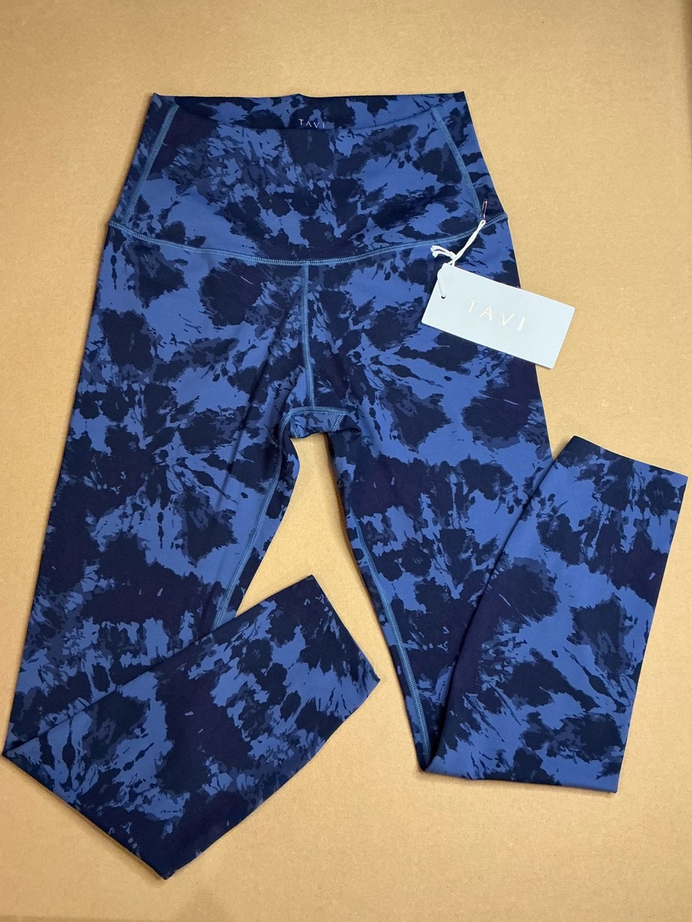 Tavi High Waisted 7/8 leggings size medium NWT